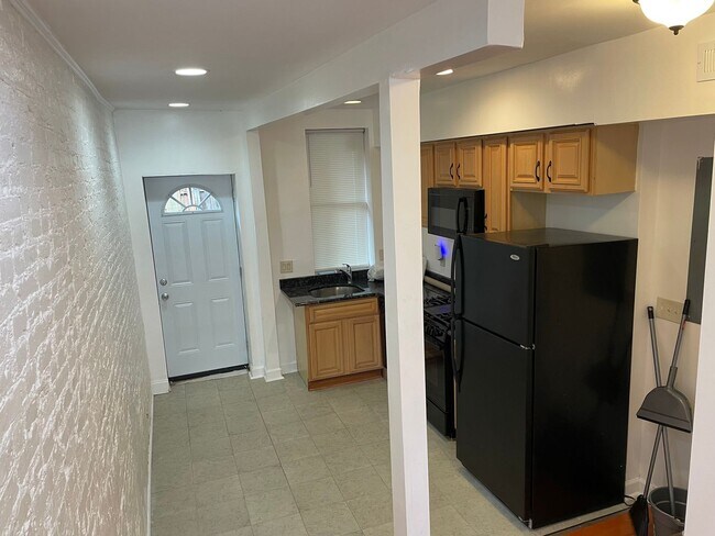 Foto del edificio - Charming 2-Bedroom, 1.5-Bathroom Brick Townhouse in Pigtown