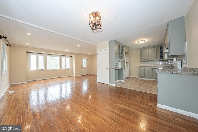 Foto del edificio - 437 Meadowcroft Rd