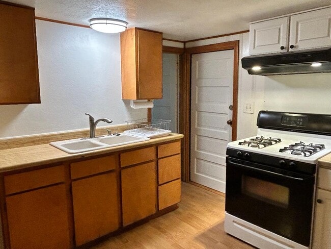 kitchen area - 291 Crest Cir Dr
