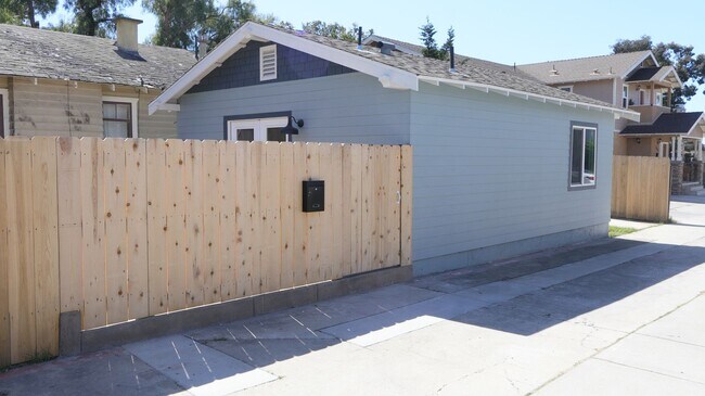 Building Photo - Private 1BR w/ Parking & Patio – Prime Location.
