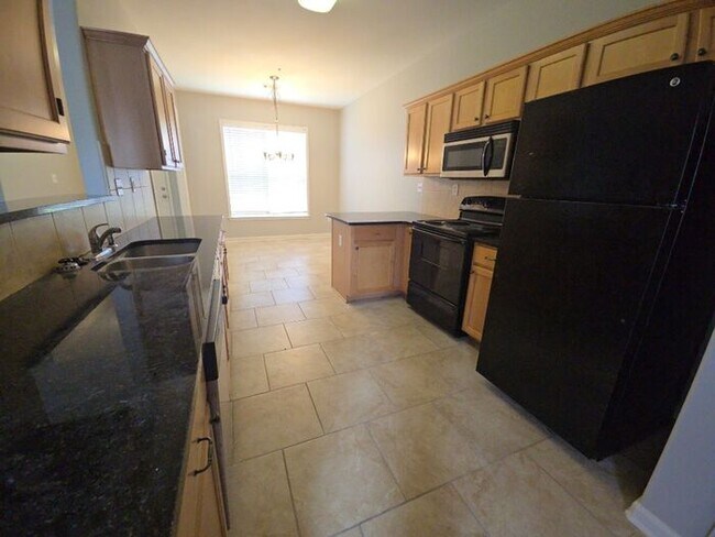 Foto del edificio - COMING SOON! 3bed/2bath Townhome w/Garage ...