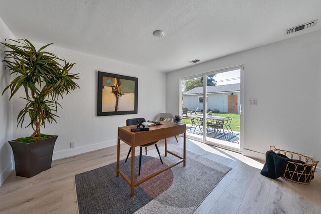 Building Photo - 424 Stanford Ave