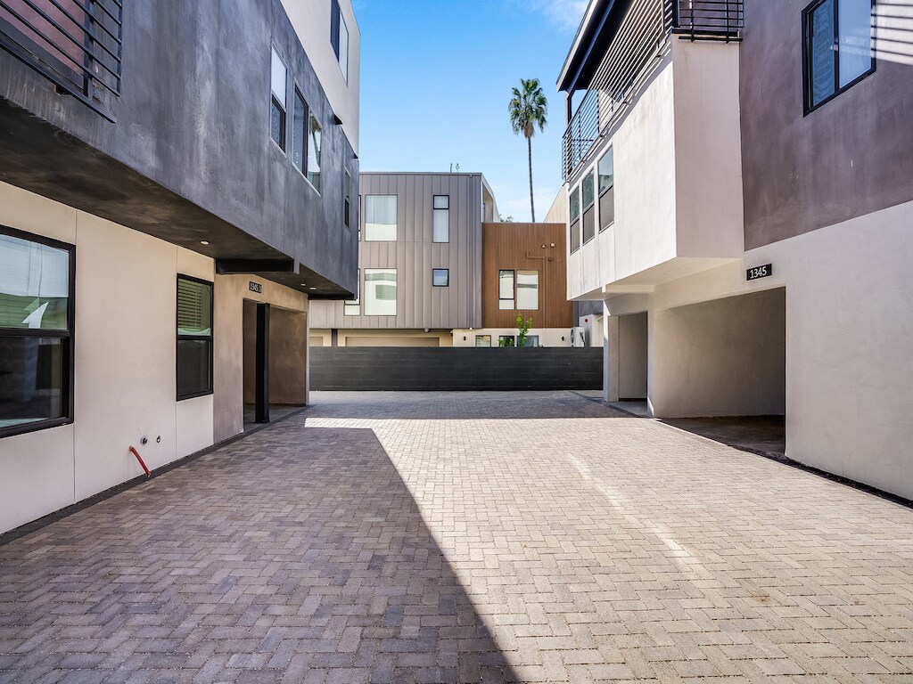 Primary Photo - 520 N St Andrews Pl