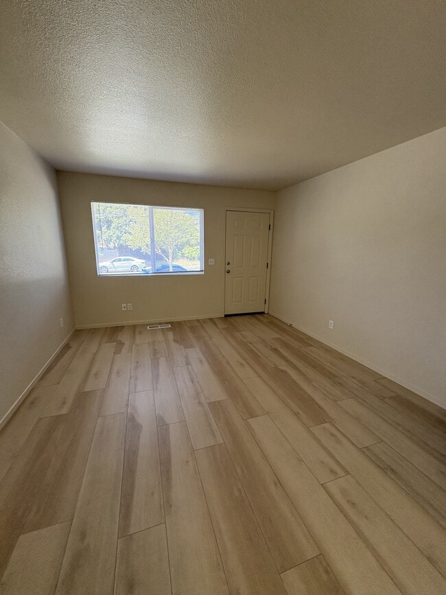 Building Photo - 936 Delport Ave