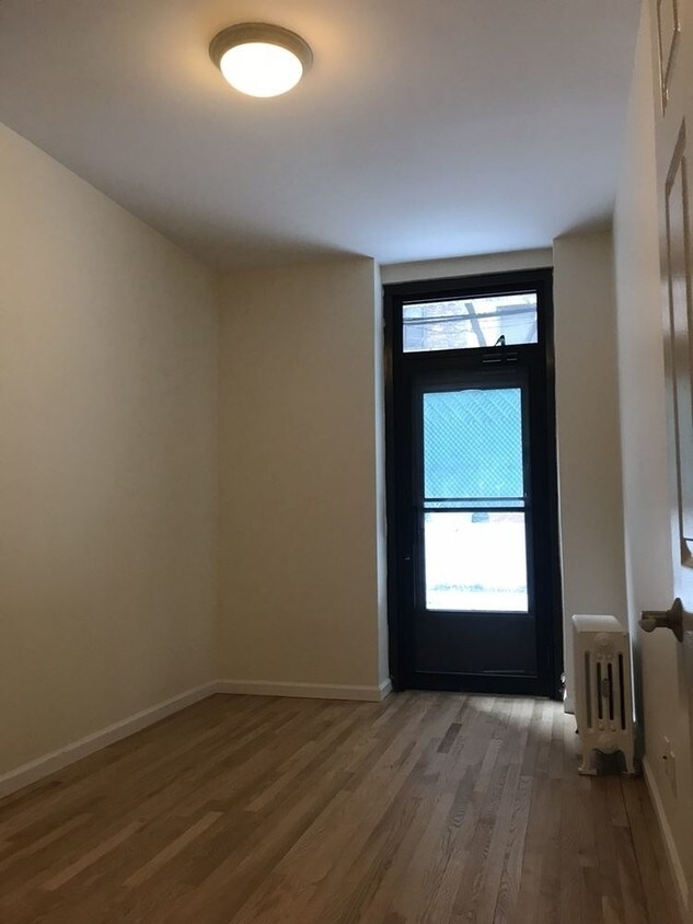 Building Photo - No Fee 2 Bed with private patio