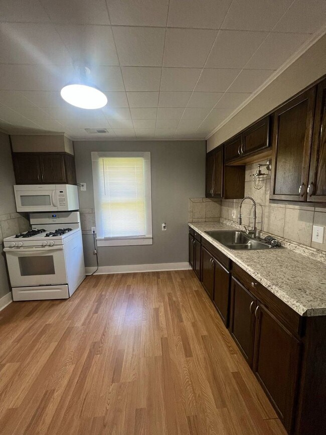 Foto del edificio - Cute 3 bedroom / 1 bathroom house with fenced in yard and shed In Joplin MO!!