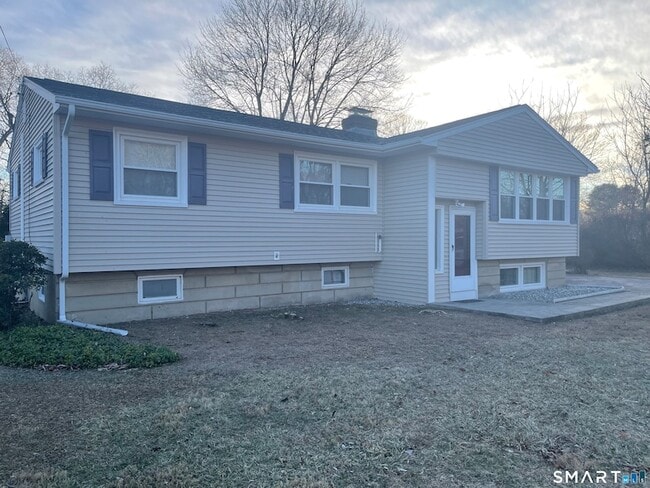 Building Photo - 7 Riverbend Dr