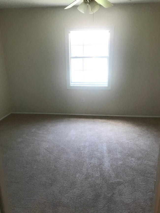 Building Photo - Beautiful 2/1.5 Townhouse