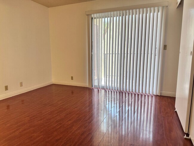 Building Photo - Upstairs unit, 2 bedrooms, 2 bathrooms, ne...