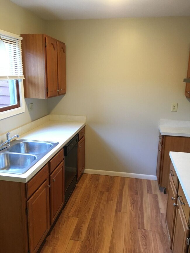 Building Photo - Very Nice 2 Bedroom townhouse with bonus f...