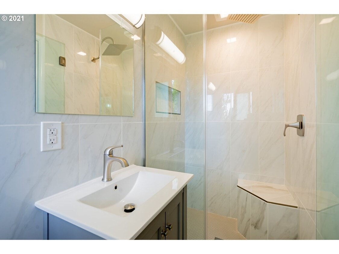 Foto principal - Gorgeous 3 Bedroom Remodel in Highly Desir...