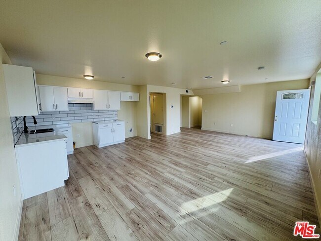 Building Photo - 851 E 76th Pl