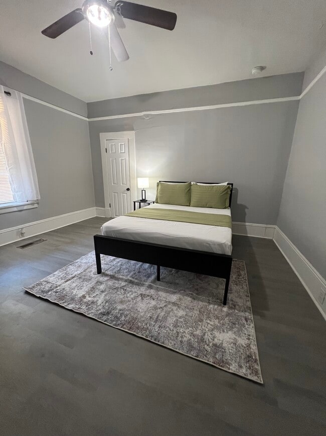 Building Photo - 1933 James Ave