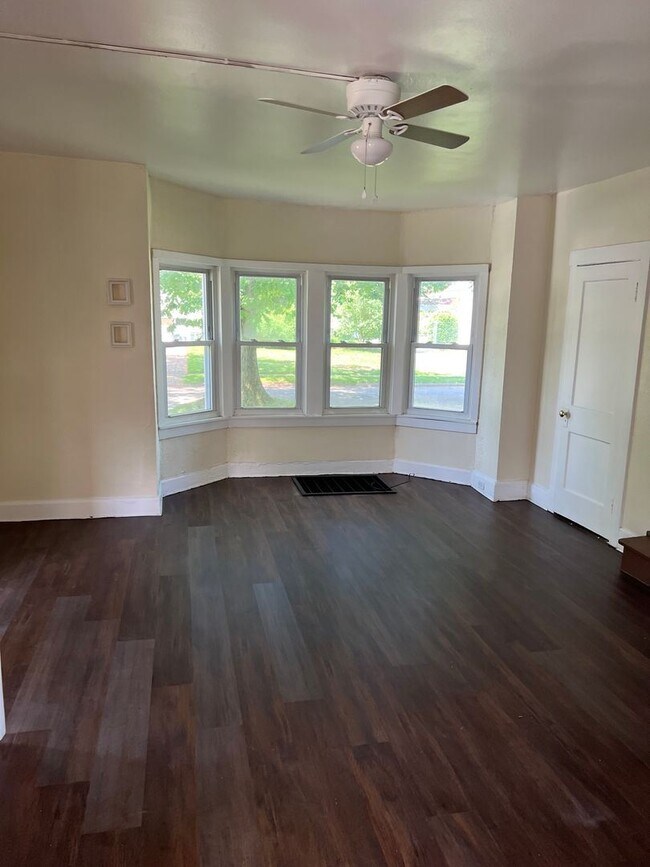 Building Photo - 3 br, 1 bath House - 637 Marne