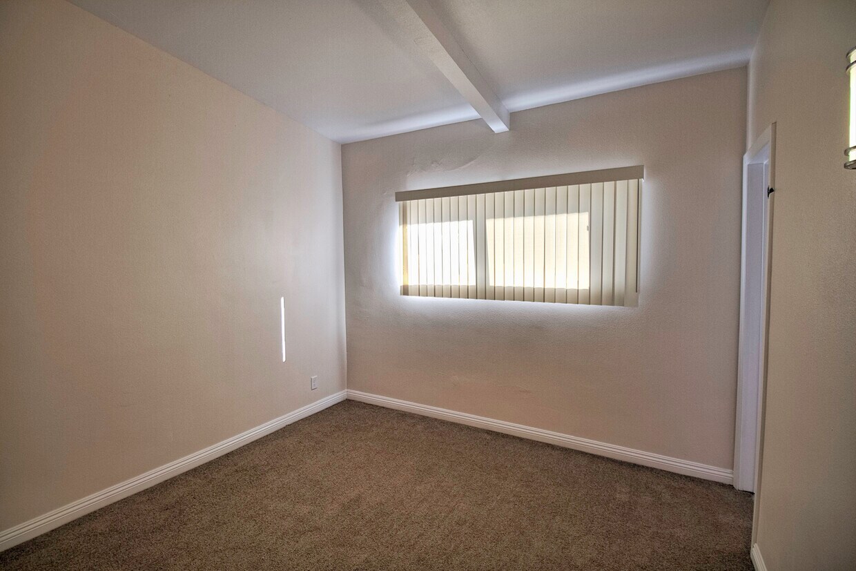Foto principal - 6612 Selfland Ave