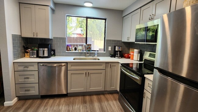Building Photo - CUTE 3 Bedroom Rambler with Fenced Yard - ...