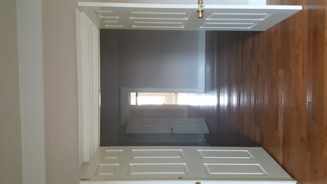 Building Photo - 262 Kings Hwy