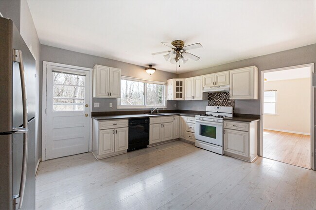 Eat-in-Kitchen - 50 Puritan Dr