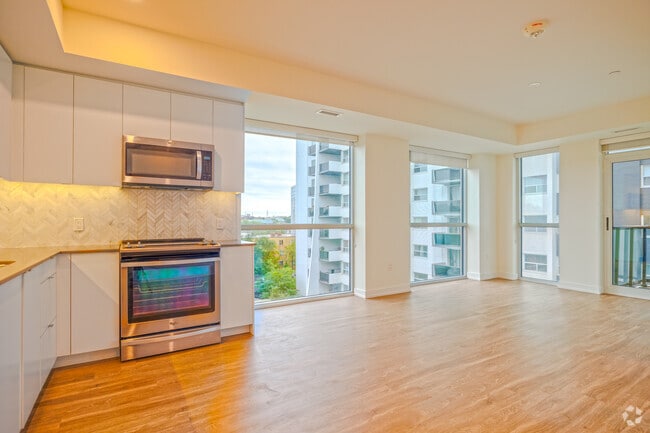 2BR, 2BA - 908SF - Kitchen/Living - The Huron