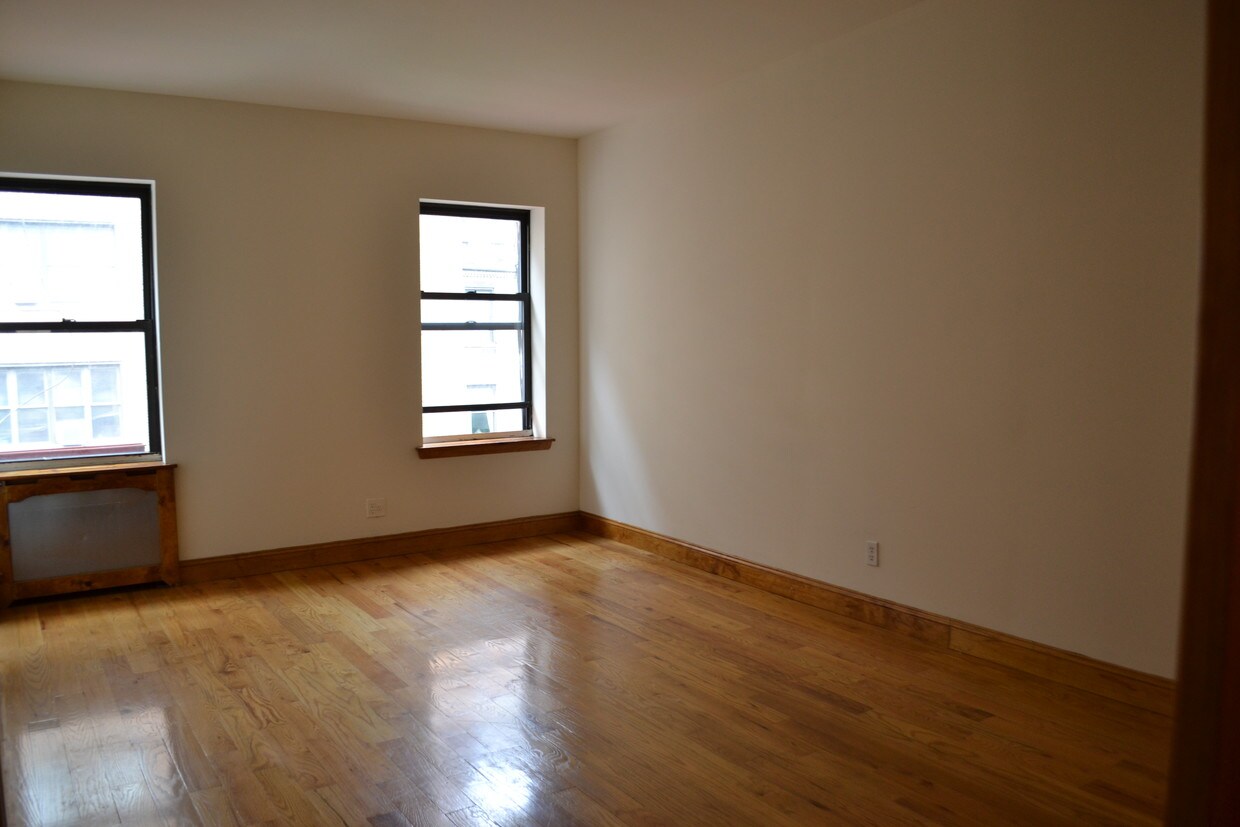 Primary Photo - 161 W 72nd St