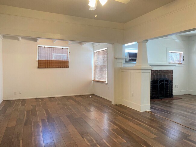 Foto del edificio - Must see this Antique Beauty! 3-bed/1 bath...