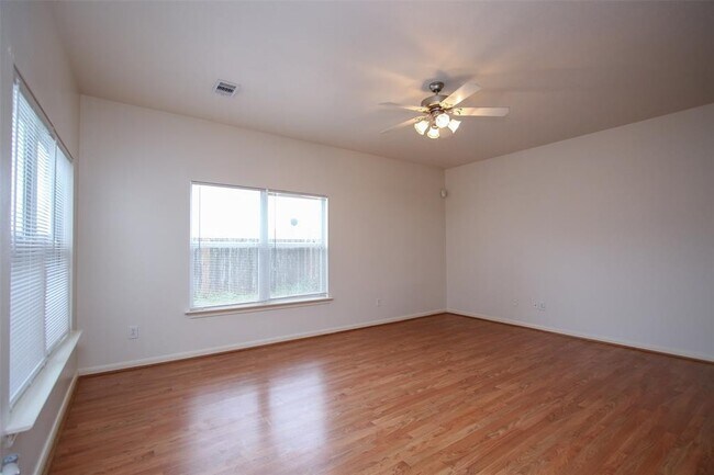 Foto del edificio - Move in Ready!! 3 bed/3 bath in Spring!