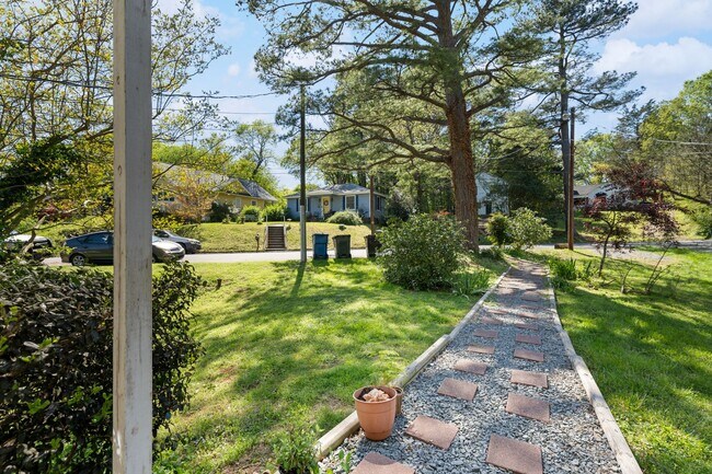 Foto del edificio - Beautiful 3 Bed 1 Bath Home in Lakewood with Finished Basement Area and Fenced Back Yard!!