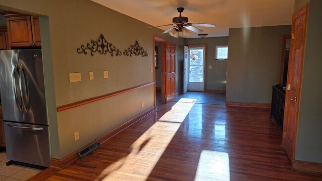 Foto del edificio - **RIVERFRONT 4-BEDROOM/3-BATH WITH 4-CAR GARAGE, FULL BASEMENT!!**