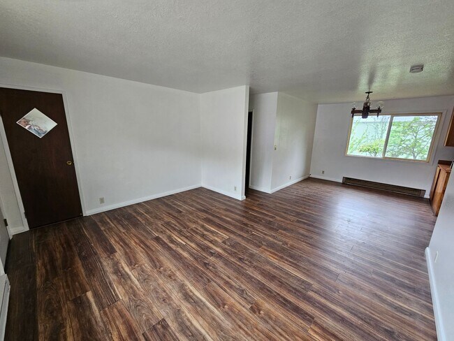 Building Photo - 602 1/2 2nd St.