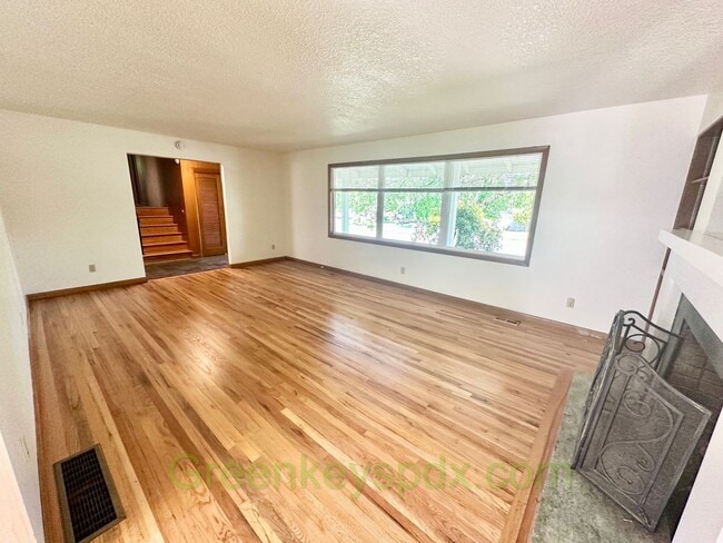 Building Photo - Mid-Century Classic House in Reedwood Neig...