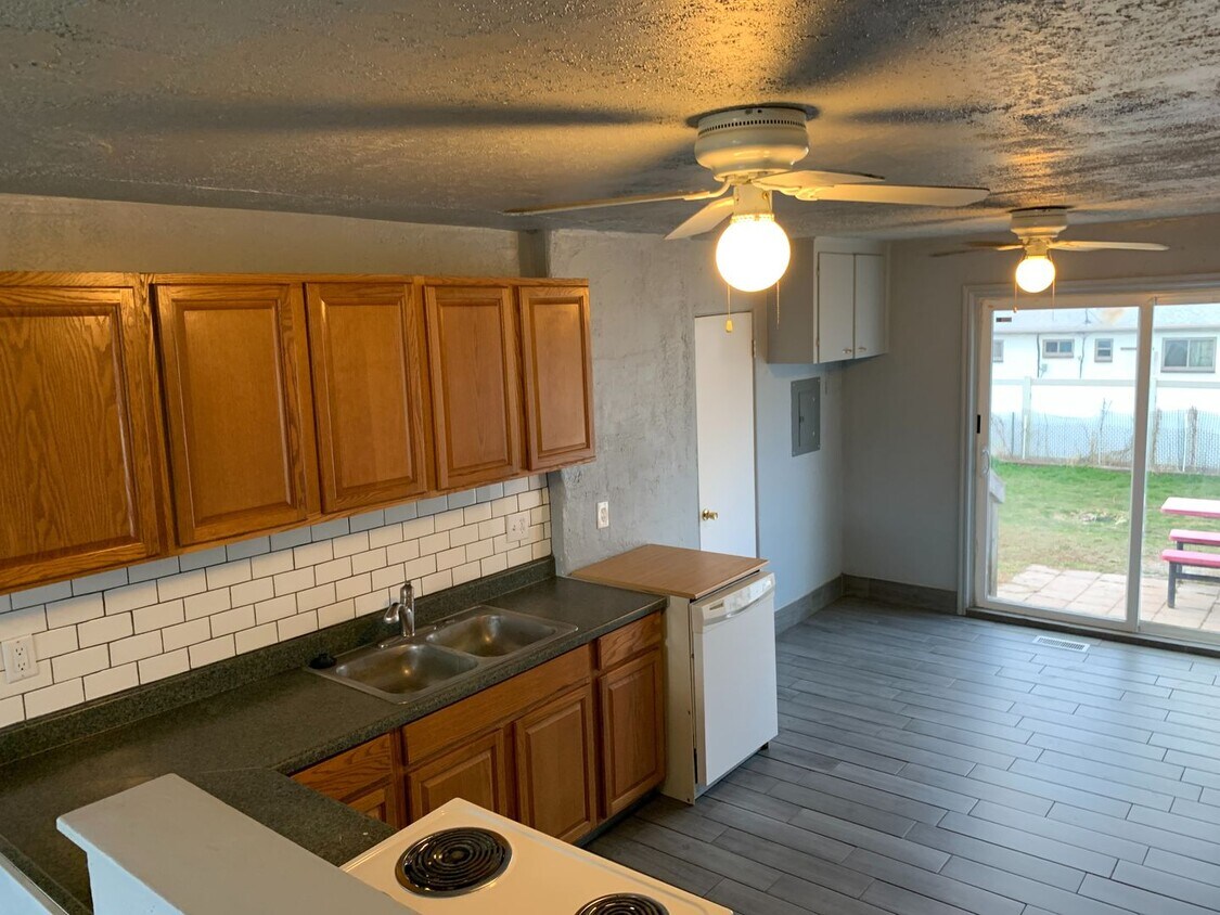 Primary Photo - 4 Bedroom/2 Bathroom Home in Kearns