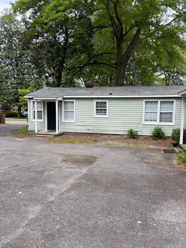 Building Photo - 2 Bed, 1 Bath Apartment