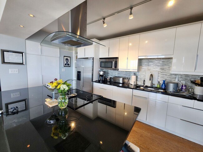 Foto del edificio - Luxurious 2br condo overlooking the Charle...