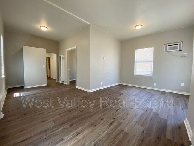Building Photo - 319 Kern St
