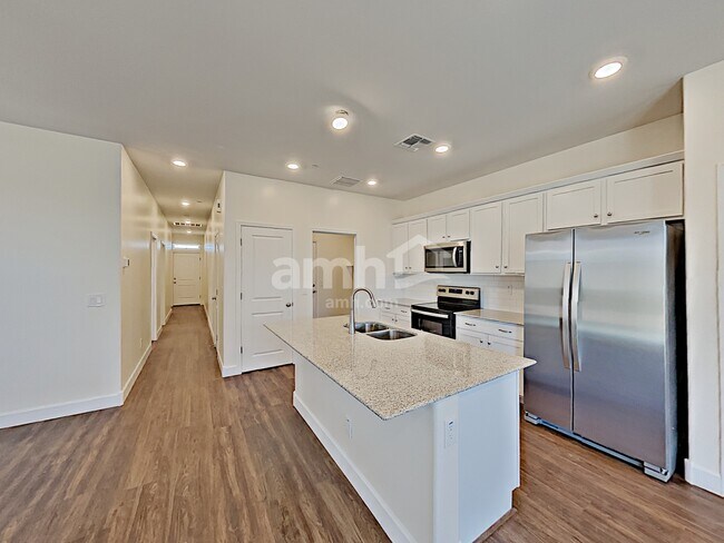 Foto del edificio - 5951 W Larkspur Dr