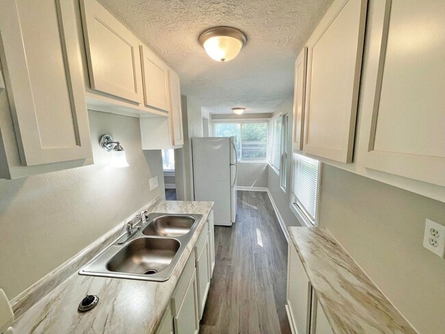 Building Photo - Newly updated Duplex in Dayton!