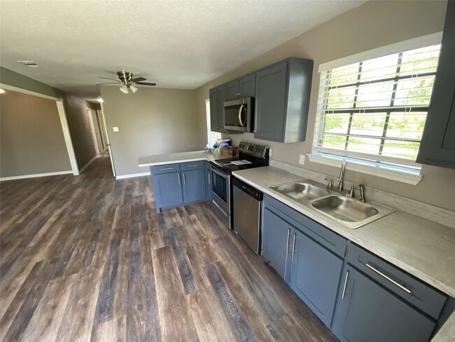 Building Photo - 1502 Daffan Ave