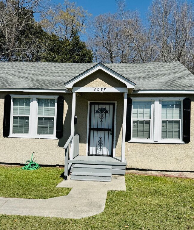 Foto del edificio - 4035 Clayton Dr