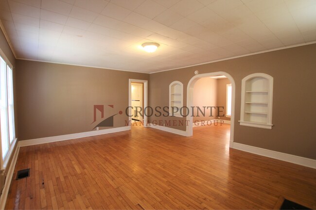 Building Photo - 2 bedroom 1 bath Triplex in central Tyler!