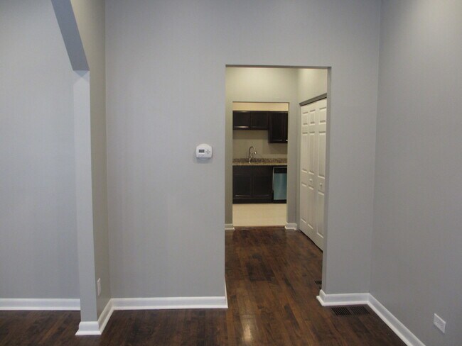 Foto del edificio - 2248 N Southport Ave