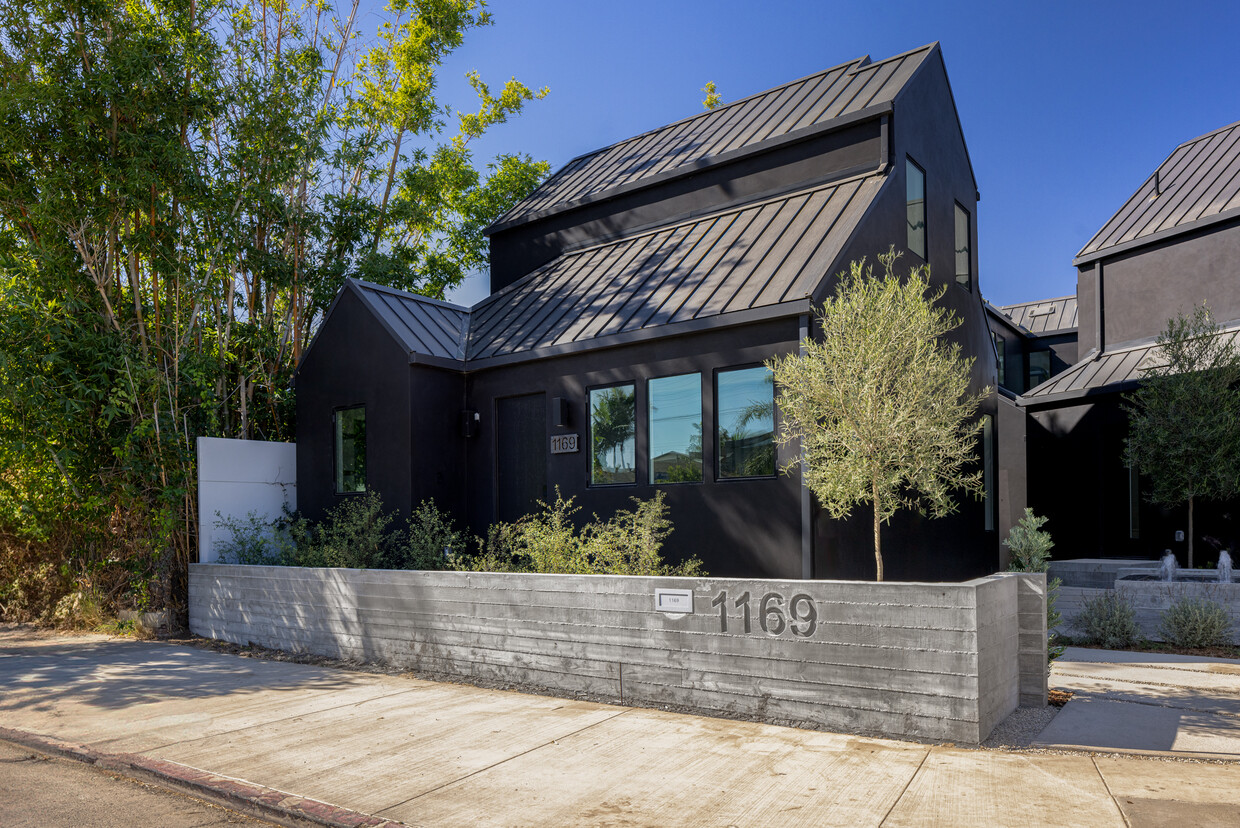 Casa unifamiliar de nueva construcción en excelente ubicación en Venecia, en un entorno de patio con bungalows. Cerrada y segura. - 1169 Palms Blvd