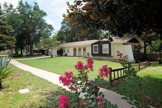 Building Photo - 1016 Pine Lake Dr