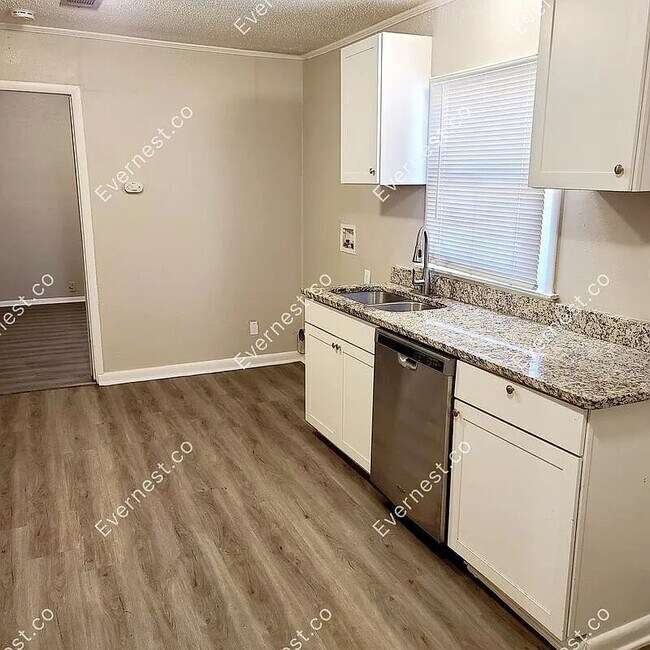 Foto del edificio - 2704 Broadway St
