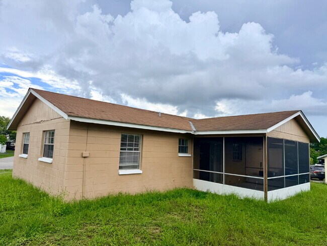 Foto del edificio - 4 Bedroom 1.5 Bathroom House For Rent
