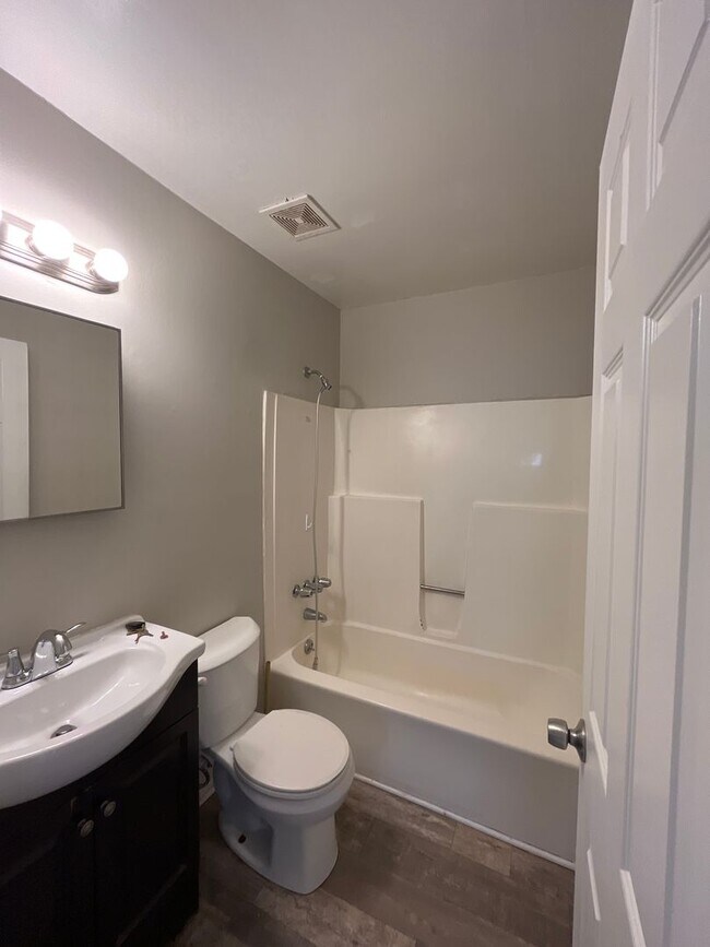 Foto del edificio - 2 Bedroom/ 1 Bath Duplex in Hermitage