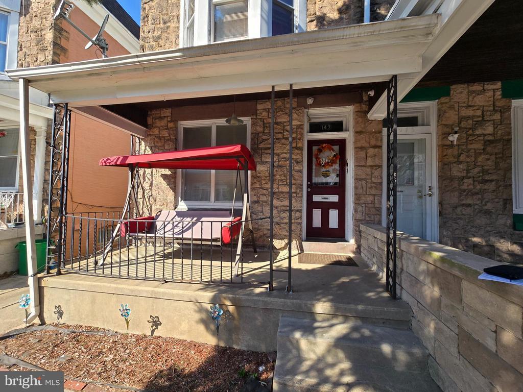 Primary Photo - 147 W Douglass St