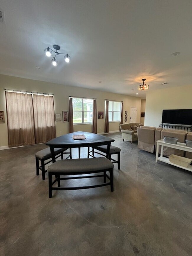 Foto del edificio - Gorgeous Fully Furnished 4BR/3BA Home – Id...