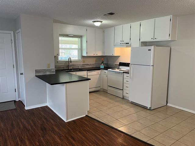 Building Photo - 4919 Lovell Ave