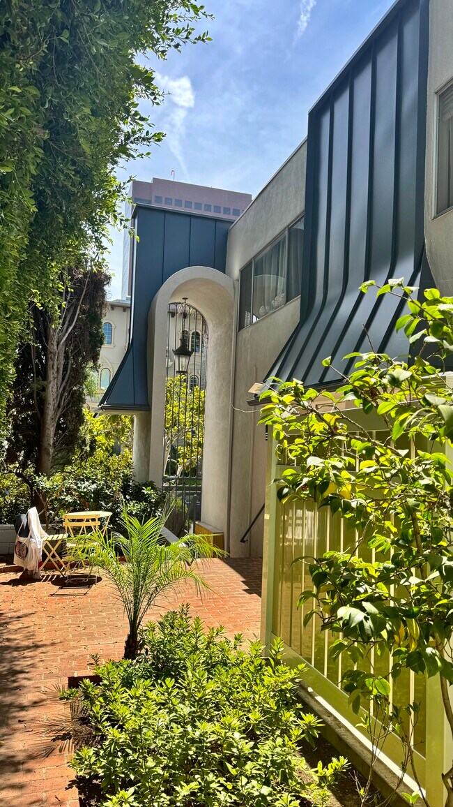 VISTAS AL JARDÍN ORIENTADAS AL SUR - 11737 Kiowa Ave
