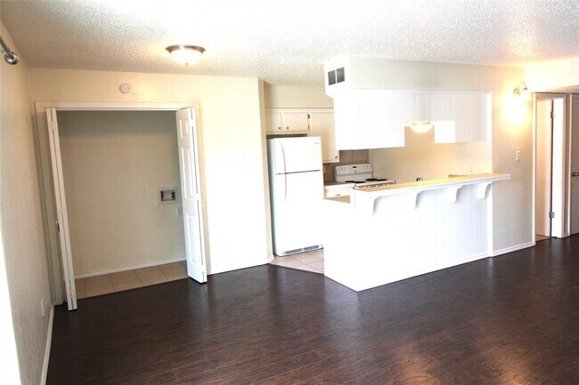 Building Photo - 1331 Glen Oaks Dr